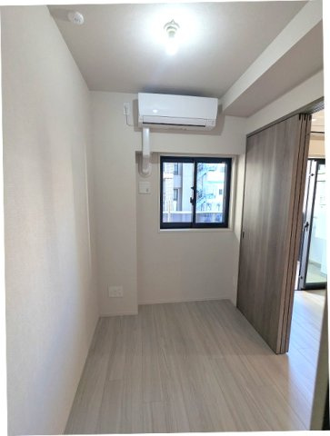 SEASON FLATS上野稲荷町の設備|バルコニーに面した明るい洋室、エアコン・クローゼット付です