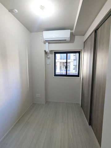 SEASON FLATS上野稲荷町の設備|バルコニーに面した明るい洋室、エアコン・クローゼット付です