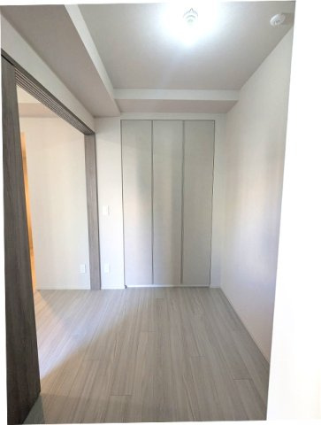 SEASON FLATS上野稲荷町の設備|バルコニーに面した明るい洋室、エアコン・クローゼット付です