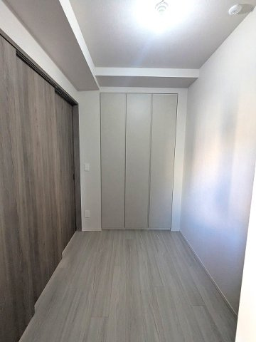 SEASON FLATS上野稲荷町の設備|バルコニーに面した明るい洋室、エアコン・クローゼット付です