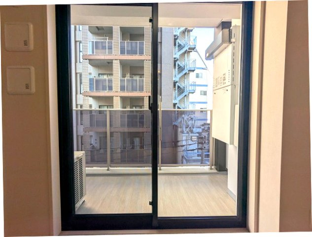 SEASON FLATS上野稲荷町の設備|5F、バルコニー、防音性・防犯性・遮熱効果の高いペアサッシの窓です