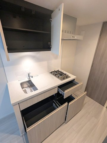 SEASON FLATS上野稲荷町の設備|ガス2口システムキッチン、料理しやすくシンクカバー付、キッチン下部収納は奥まで整理し役位引出しタイプです、上部にも収納付です
