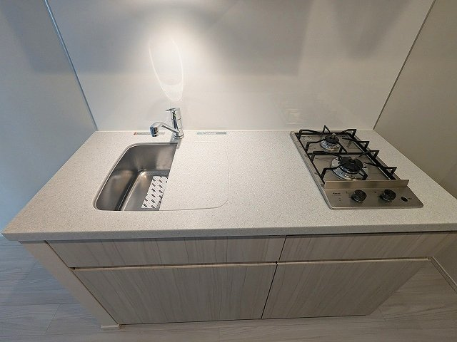 SEASON FLATS上野稲荷町の設備|ガス2口システムキッチン、料理しやすくシンクカバー付です