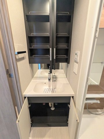 SEASON FLATS上野稲荷町の設備|トイレと独立した洗面脱衣室、2面鏡・ハンドシャワー付洗面台、洗面台下にヘルスメーターストックスペースあります