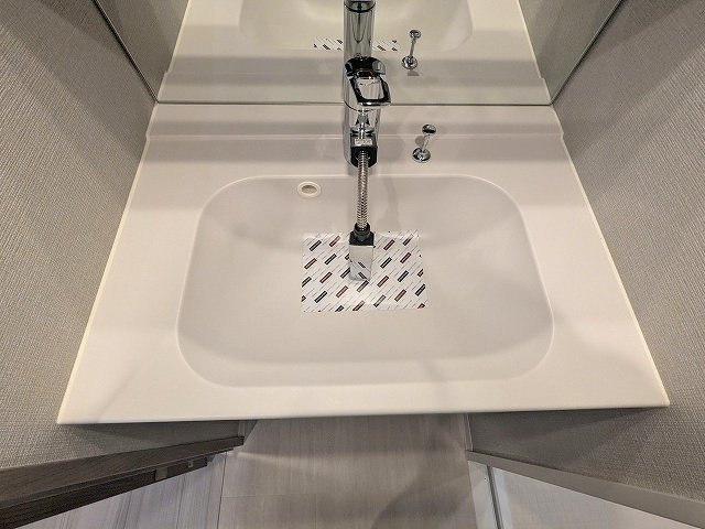 SEASON FLATS上野稲荷町の設備|トイレと独立した洗面脱衣室、2面鏡・ハンドシャワー付洗面台です