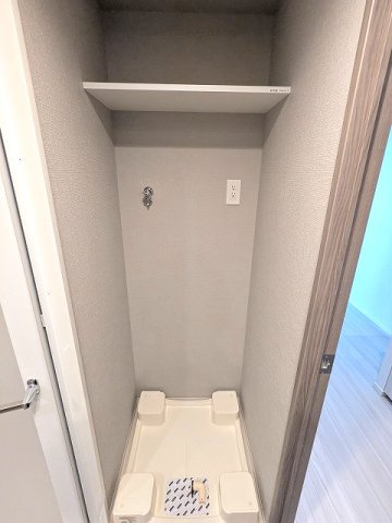 SEASON FLATS上野稲荷町の設備|トイレと独立した洗面脱衣室の洗面台向かいの洗濯機置場は排水口のお手入れしやすい様に手前中央に配置し、足高の防水パンです