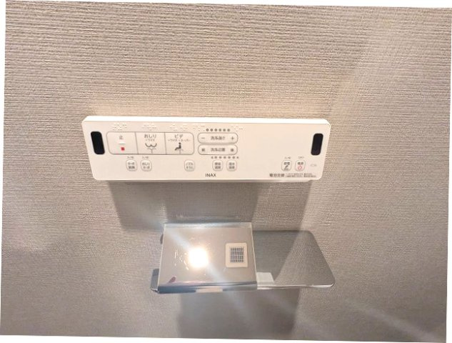 SEASON FLATS上野稲荷町の設備|トイレのペーパーホルダーにスマホストレージ付きです