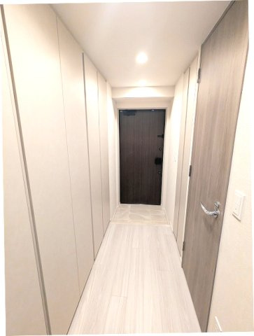 SEASON FLATS上野稲荷町の設備|ディンプルキーのダブルロックセキュリティ、向かって左に室内廊下一面の収納、右側にシューズBOXです、人感センサー付玄関ライトです