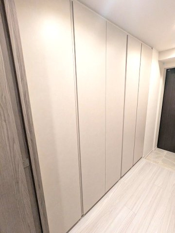 SEASON FLATS上野稲荷町の設備|室内廊下一面に収納付きです