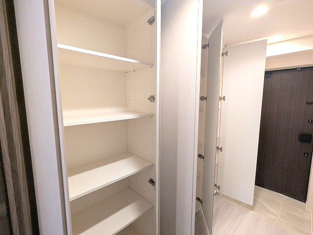 SEASON FLATS上野稲荷町の設備|室内廊下一面に収納付きです