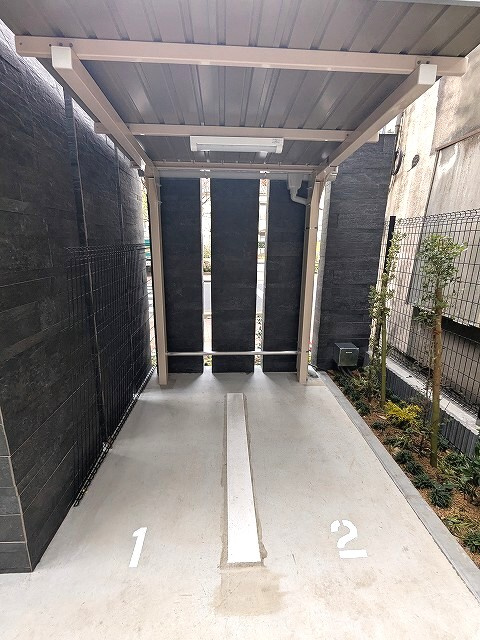 SEASON FLATS上野稲荷町の設備|オートロック付屋根付バイク置場、空き状況は確認お願いします