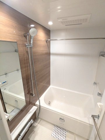 SEASON FLATS上野稲荷町の浴室|追焚オートバス、浴室換気乾燥機、ワイドシャワーヘッドです