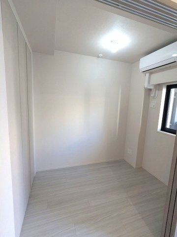 SEASON FLATS上野稲荷町の内装|バルコニーに面した明るい洋室、エアコン・クローゼット付です