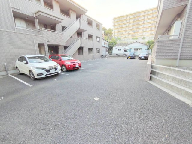 ミレネール中原Ｂの駐車場
