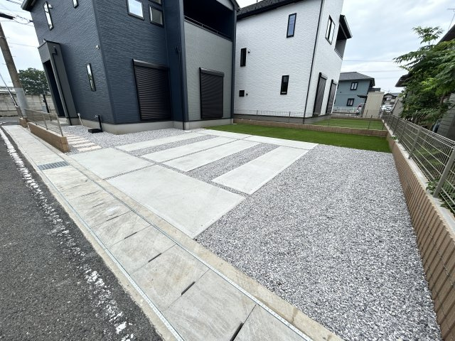 新築　高崎市東貝沢町　GRAFARE　1号棟の駐車場|現地写真　駐車スペースは建物南側に並列3台分可能です！				
