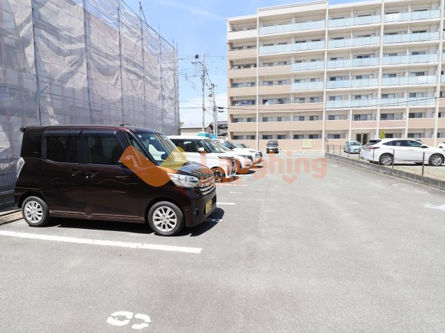 グランシャリオ宮の陣の駐車場