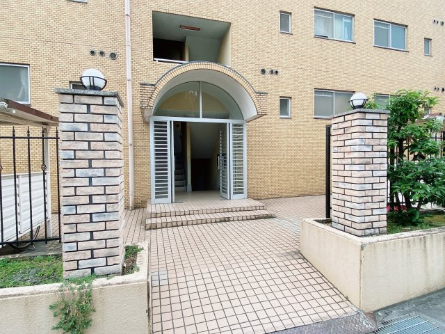 ピボットマンション生路のエントランス