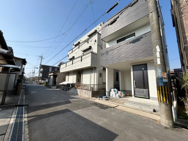 守山市守山3丁目　新築戸建ての前面道路含む現地写真