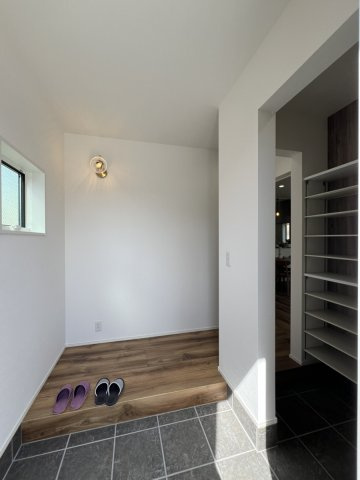八幡町建売住宅の玄関