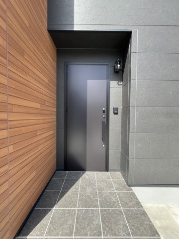 八幡町建売住宅の玄関