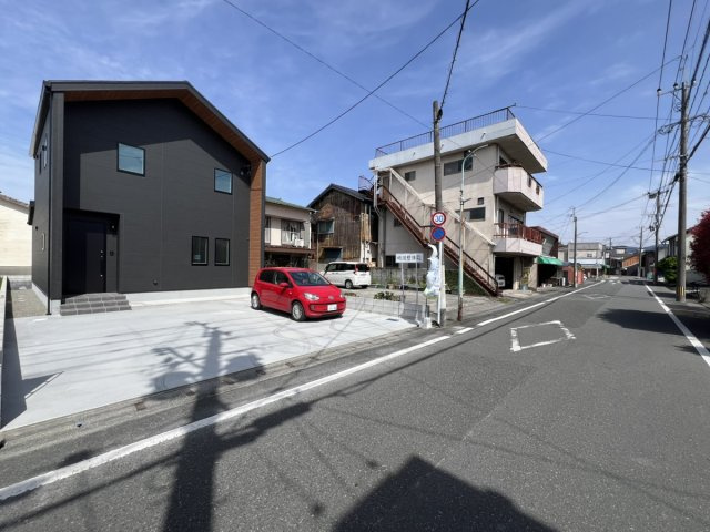 八幡町建売住宅の前面道路含む現地写真