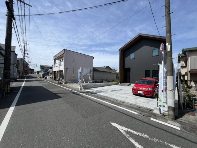 八幡町建売住宅の前面道路含む現地写真
