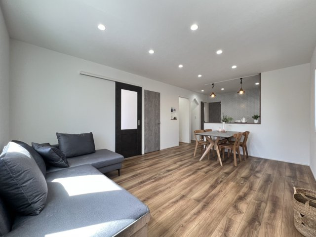 八幡町建売住宅の居間・リビング