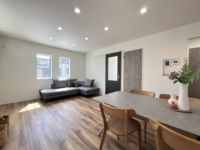 八幡町建売住宅の居間・リビング