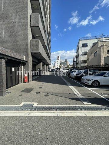 プレサンスロジェ桜川の駐車場