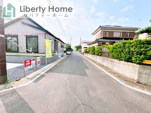 神栖市若松中央5丁目24-1期　新築戸建　2号棟の前面道路含む現地写真