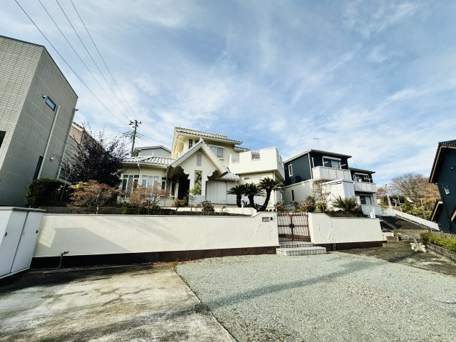 秦野市上大槻　敷地広々大型中古住宅の外観
