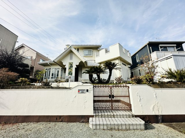 秦野市上大槻　敷地広々大型中古住宅の外観