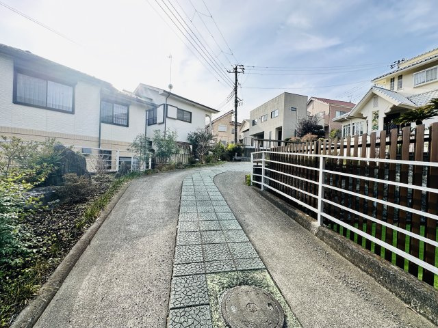 秦野市上大槻　敷地広々大型中古住宅の駐車場