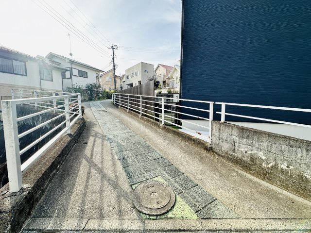 秦野市上大槻　敷地広々大型中古住宅の駐車場