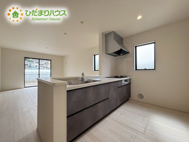 寄居町　第1　新築一戸建て　リーブルガーデン　01のキッチン|料理をしながらでも、ご家族との会話を楽しめる対面式キッチン☆