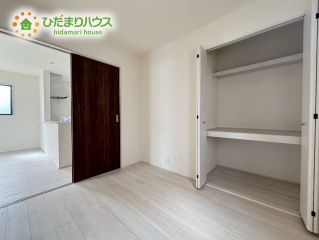 寄居町　第1　新築一戸建て　リーブルガーデン　01の内装|扉を閉じれば来客用のお部屋として。
開いて広い空間を作れば、お子様の遊び部屋として使えます！