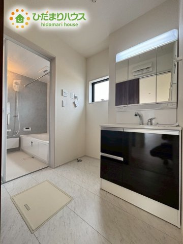 寄居町　第1　新築一戸建て　リーブルガーデン　01の独立洗面台|大きな三面鏡の独立洗面。
鏡の後ろは収納となっているのでスッキリと整理できます！