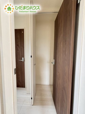 寄居町　第1　新築一戸建て　リーブルガーデン　01の収納|便利な廊下収納があるので掃除機や買いだめする洗面所用品はもちろん、
箱買いしたペットボトルまでしまえます(^^)
