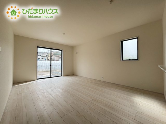 寄居町　第1　新築一戸建て　リーブルガーデン　01の居間・リビング|リビング大きな窓からは、暖かな日の光が降り注ぎます・・・