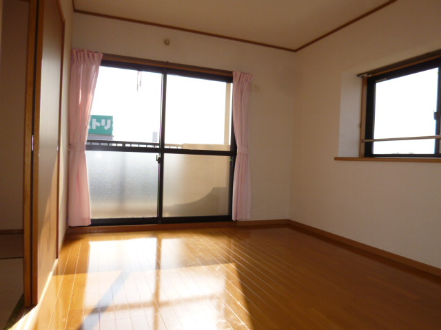 ファミーユＫ・Ａ・ＹⅢの居間・リビング|洋室