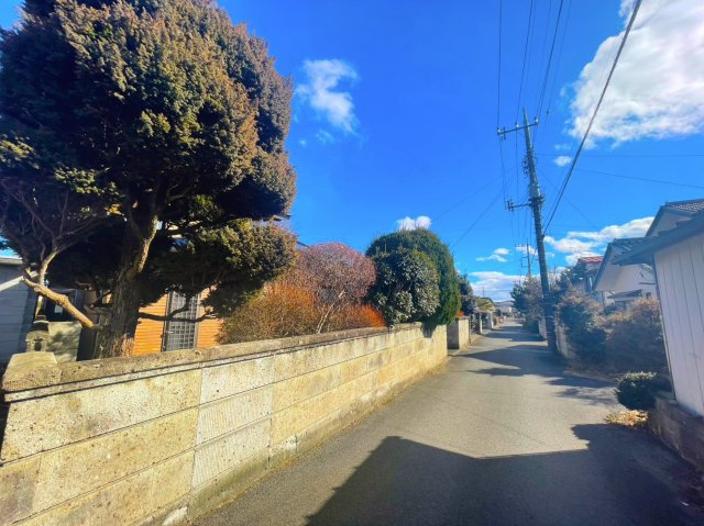 那須塩原市清住町　ガレージ付き中古住宅の前面道路含む現地写真