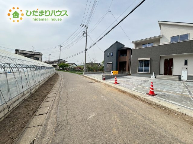 寄居町保田原　新築一戸建て　リーブルガーデン　02の前面道路含む現地写真