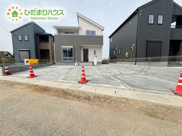 寄居町保田原　新築一戸建て　リーブルガーデン　02の駐車場