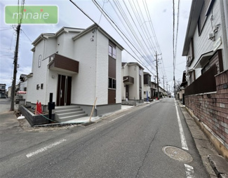 【前面道路含む現地写真】 | 販売現地
スタイリッシュな外観でゆったりした空間が魅力的です♪