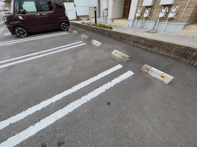 アカンサスⅢの駐車場