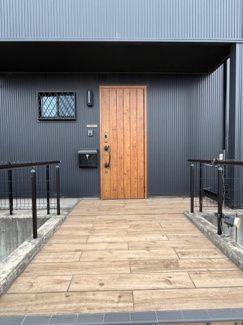 【外観】 | おしゃれなエントランス♪
ブラックの外壁に木の温もりを感じるブラウンの扉♪