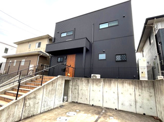 【外観】 | 駐車スペース3台可能！
階段下にはちょっとしたスペースがあります。