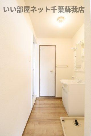 カサベルデ　Ａの洗面所|ゆったりとスペースのある洗面所