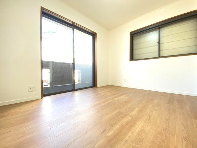 【価格改定】向日市寺戸町三ノ坪の洋室|2階 洋室（約8帖）
DKに近くの洋室。リビングスペースとしてのご活用や、主寝室としてもご利用可能！