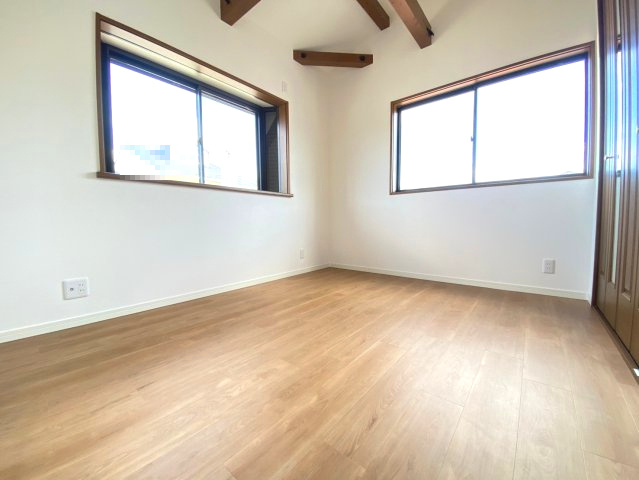 【価格改定】向日市寺戸町三ノ坪の洋室|３階 北側 洋室（約6帖）
梁が空間のアクセントとなっております。二面採光で日当たり良好(^^)/